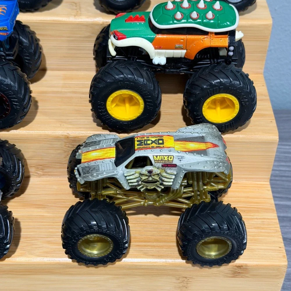 Hot Wheels Monster Jam Truck Lot 17 Grave Digger Bigfoot Megalodon Max-D 1:64